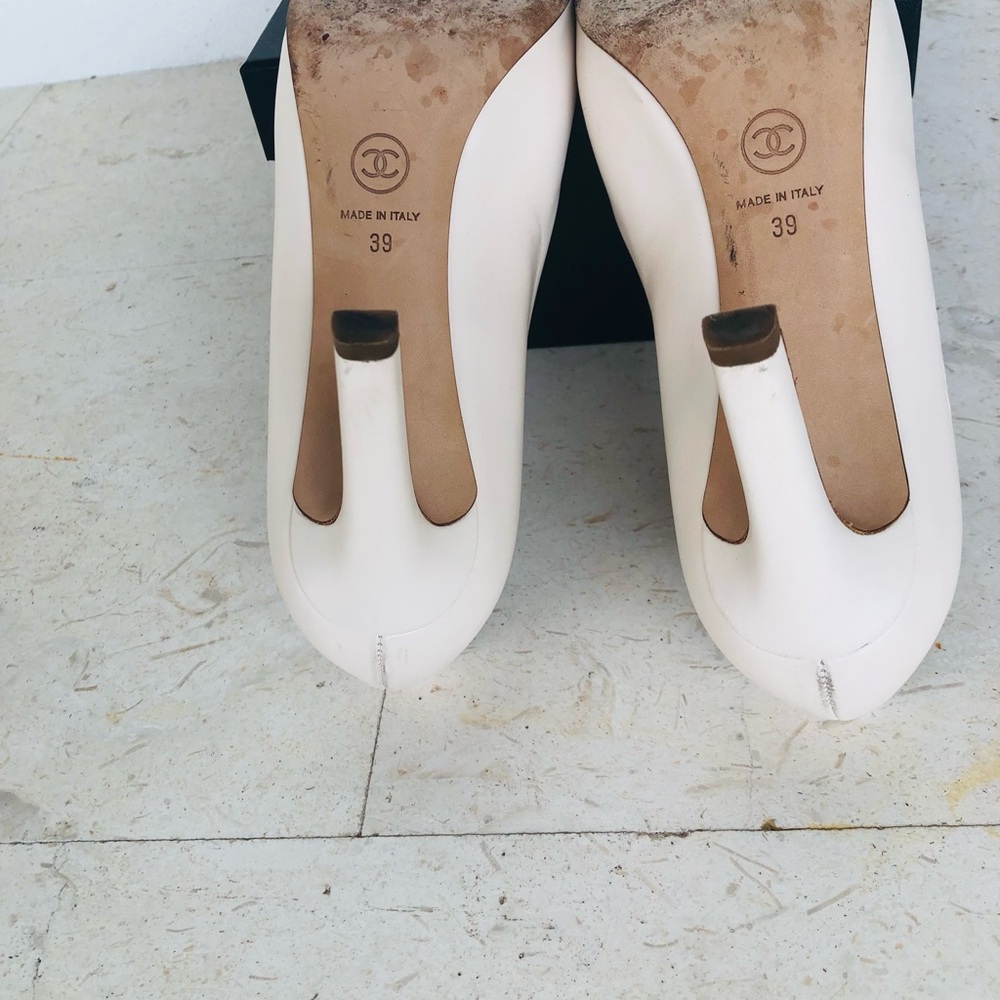CHANEL Two-Tone Cap -Toe Pumps in Cream and Black .Size 39 - Picture 6 of 12
